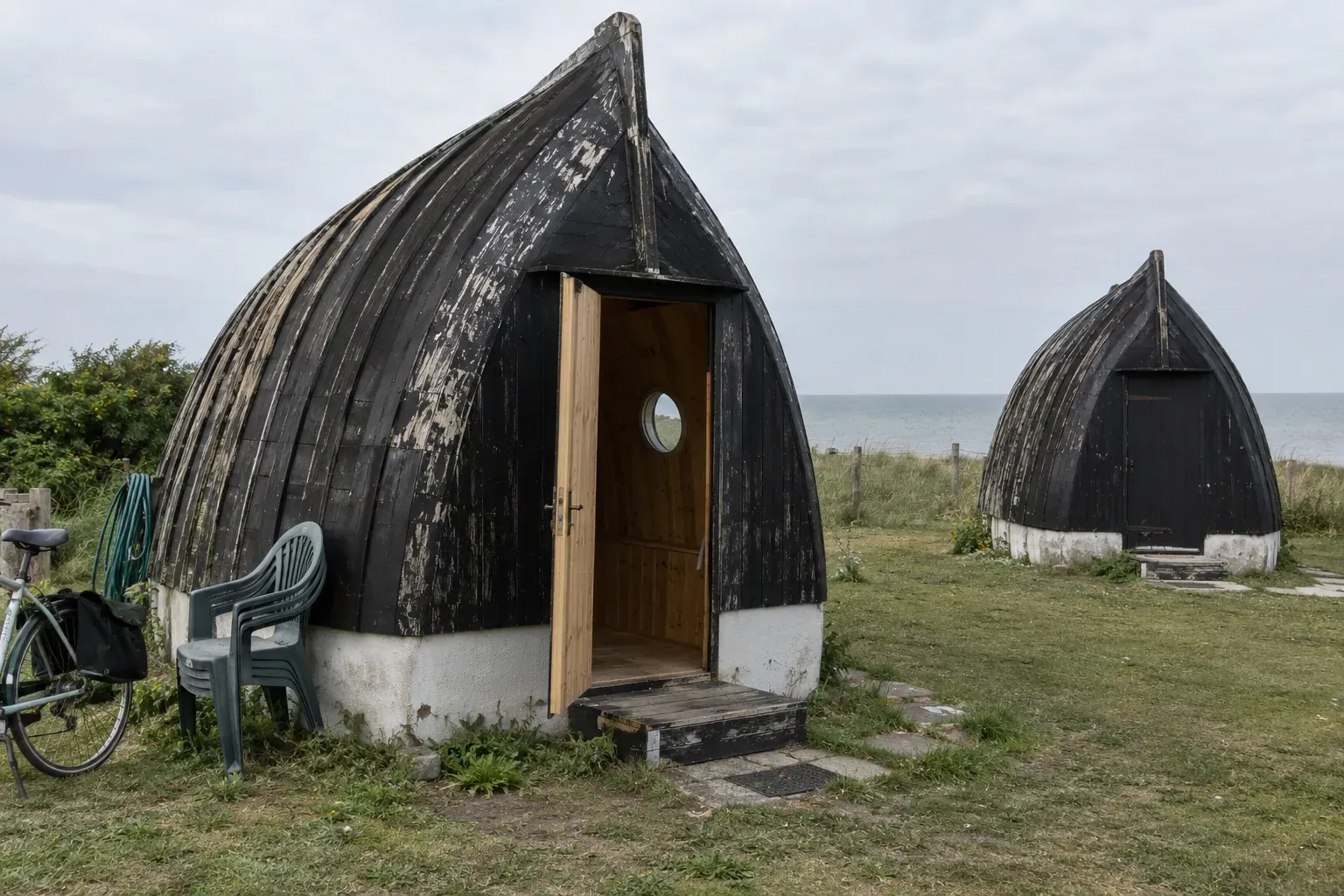 Équihen-Plage : pourquoi ses maisons sont des coques de bateaux retournées, et ce que leurs intérieurs cachent